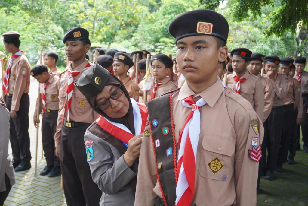 Tumbuhkan Kemandirian, Kelas VIII Gelar Kemah “Kepanduan” di Jati Jejer Trawas